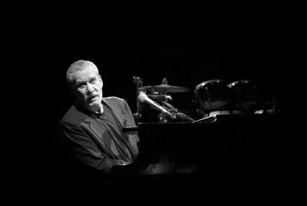 Il grande ‘Snob’ della musica italiana a Cremona, Paolo Conte domani al Ponchielli