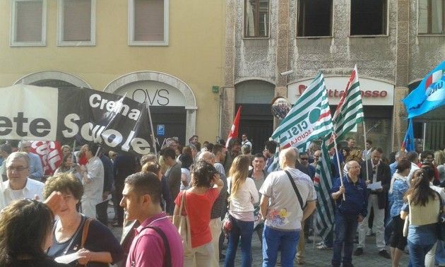 (VIDEO) Presidio dei sindacati a Cremona contro la riforma della scuola