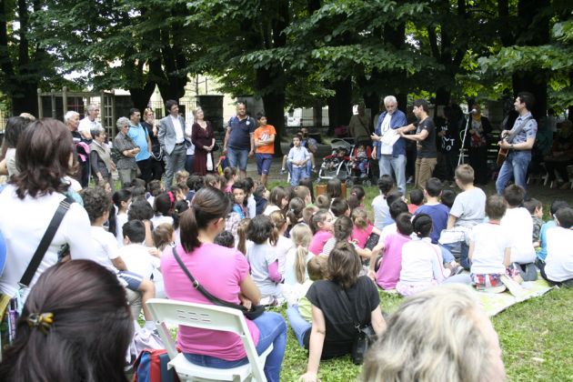 Bambini e famiglie nel parco della scuola primaria Stradivari (quartiere S. Bernardo Cremona)