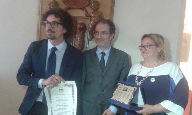 M5S Cremona. Consegnata la targa a Gino Ruggeri e il tapiro d'oro a Galimberti