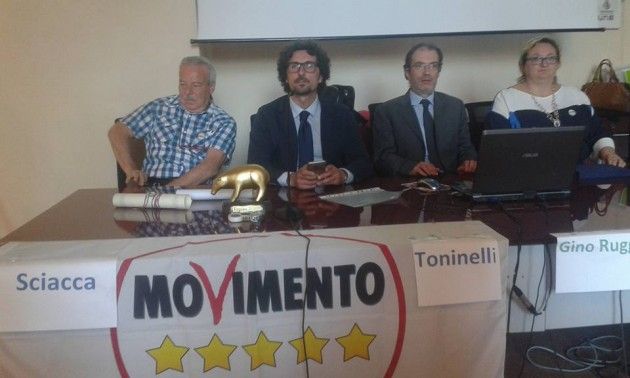 M5S Cremona. Consegnata la targa a Gino Ruggeri e il tapiro d'oro a Galimberti