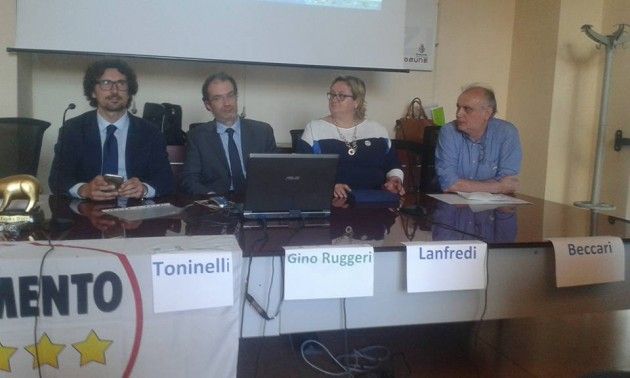 M5S Cremona. Consegnata la targa a Gino Ruggeri e il tapiro d'oro a Galimberti