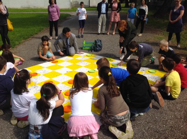 Cremona Giochi dipinti sull'asfalto alla scuola Mazzolari