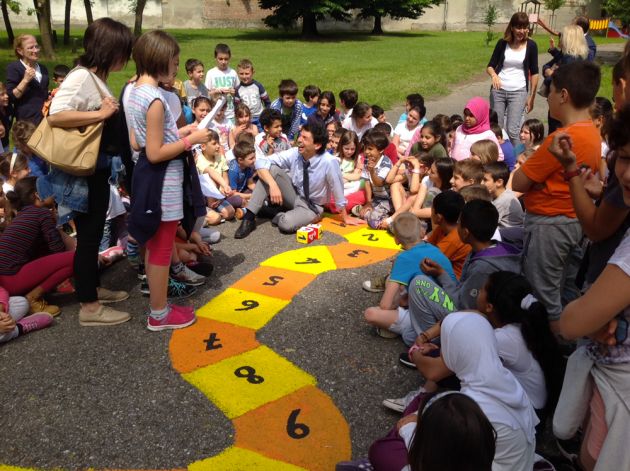 Cremona Giochi dipinti sull'asfalto alla scuola Mazzolari