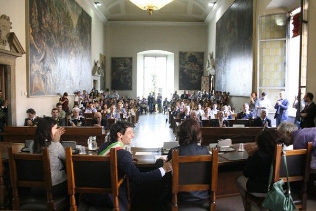 Cremona Festa del 2 giugno 2015. Consegna Costituzione ai nuovi cittadini e  celebrazione in piazza.