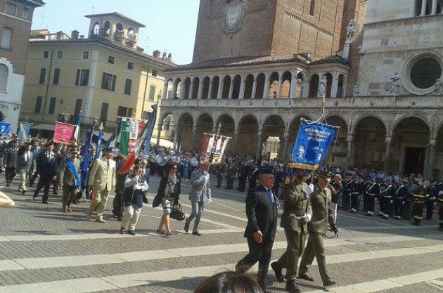 Cremona Festa del 2 giugno 2015. Consegna Costituzione ai nuovi cittadini e  celebrazione in piazza.