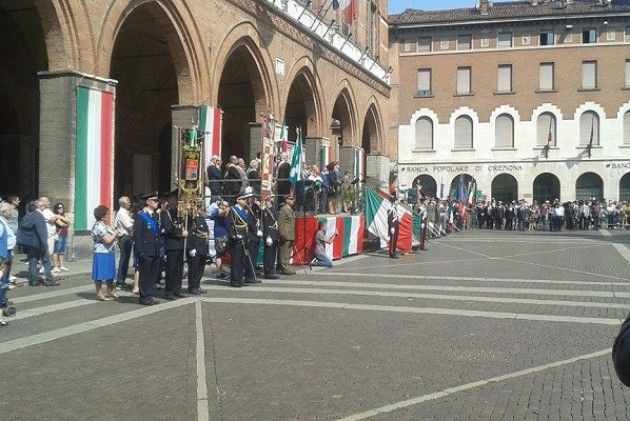 Cremona Festa del 2 giugno 2015. Consegna Costituzione ai nuovi cittadini e  celebrazione in piazza.