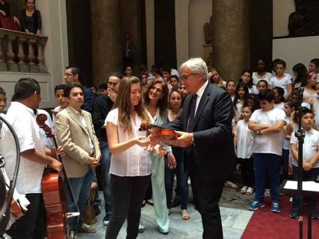 CremonaFiere dona 12 strumenti della liuteria cremonese a Palermo