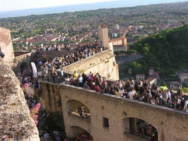 La Carta di uno straordinario Spino Fiorito al Castello Malaspina di Massa