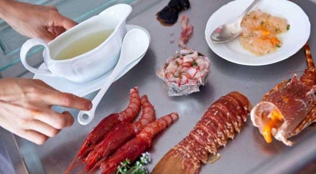Mangiare il pesce crudo e prendersi l'anisakidosi.