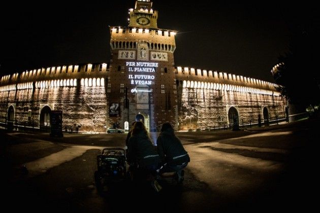 Milano, proiettate scritte animaliste: ‘Per nutrire il pianeta, il futuro è vegan’