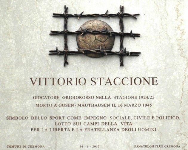 Stadio Zini di Cremona.Targa dedicata a Vittorio Staccione. Se il pallone sa andare oltre la passione sportiva e la vanagloria