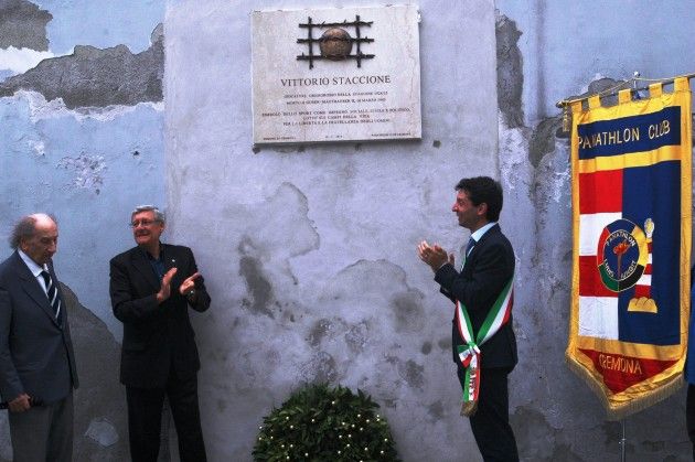 Stadio Zini di Cremona.Targa dedicata a Vittorio Staccione. Se il pallone sa andare oltre la passione sportiva e la vanagloria