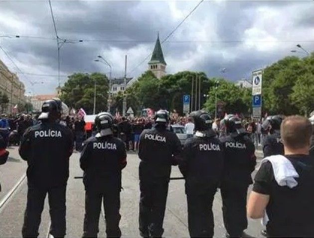 Bratislava violenta manifestazione ‘Stop all’islamizzazione dell’Europa’ migliaia in piazza, disordini, decine di arresti