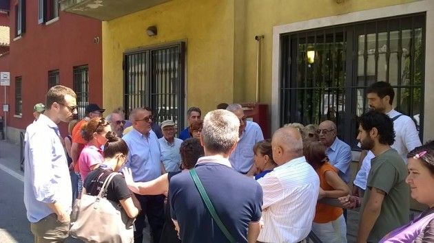 Ombriano. Presidio dei cittadini davanti alle poste per dire NO alla Chiusura