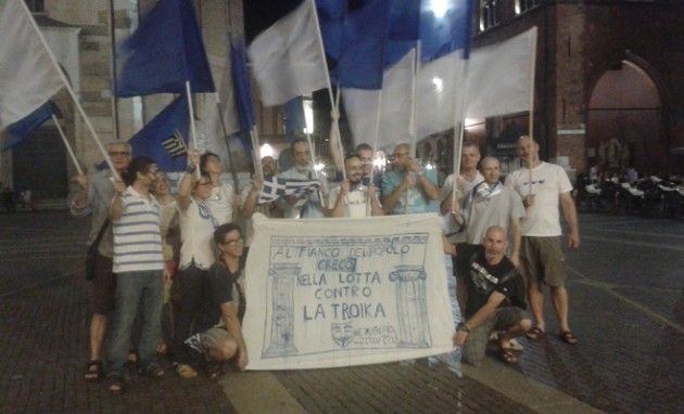 Da Cremona ad Atene, flash mob in piazza del Comune in solidarietà alla Grecia