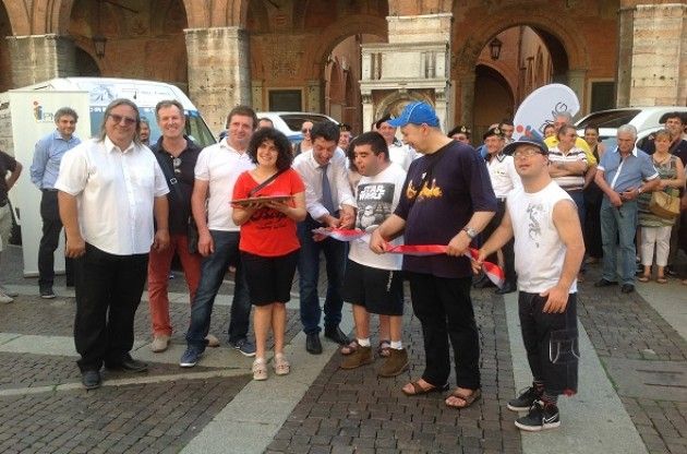 Cremona Comune, PMG Italia, imprese e associazioni: donati pulmini per persone con disabilità