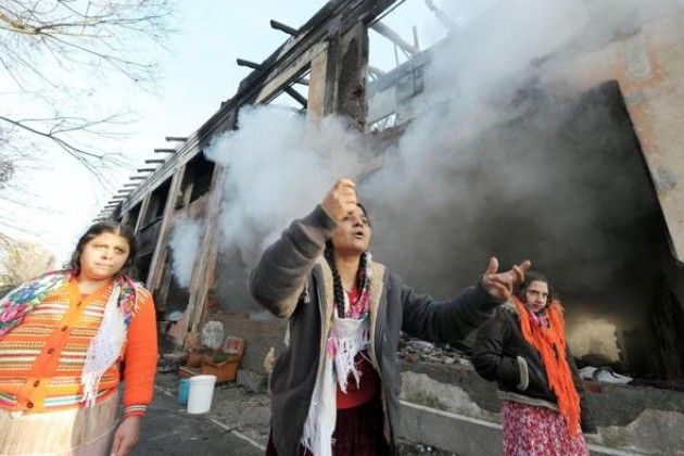 Rogo di un campo rom a Torino, sei condanne: ‘Fu odio razziale’
