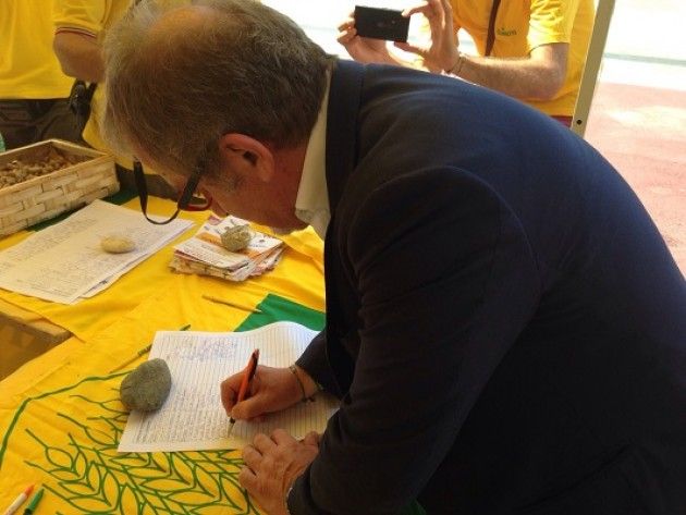 UE, Lombardia contro polvere nei formaggi:Maroni firma petizione di Coldiretti a Expo
