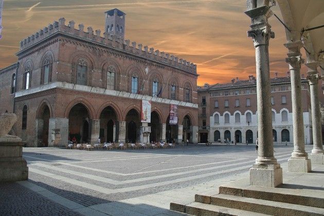 Preservare piazza del Comune a Cremona: solo gli eventi a scopo di lucro pagano