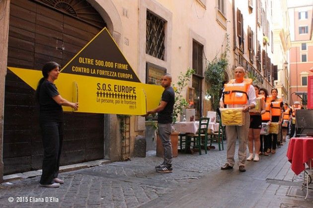 Richiedenti asilo: consegnate al Renzi le 50.000 firme di Amnesty International Italia