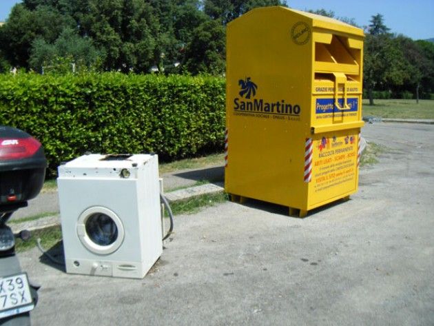 Milano, parte servizio per la raccolta di oggetti abbandonati