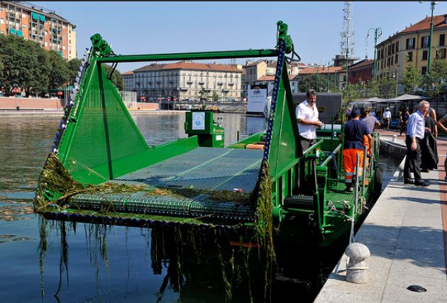 Milano E’ arrivata la barca spazzino per la Darsena