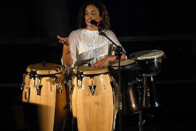 Tutto esaurito a Cremona con NOA, melodie di pace per il mediterraneo