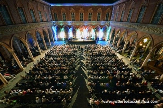 Tutto esaurito a Cremona con NOA, melodie di pace per il mediterraneo