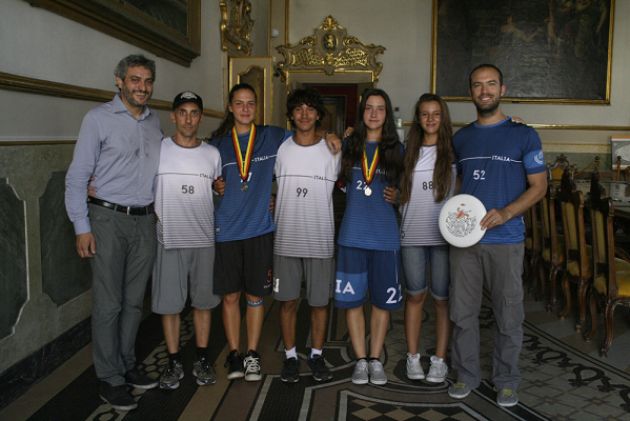 L'assessore al welfare Mauro Platè ha incontrato gli azzurri del frisbee di Cremona