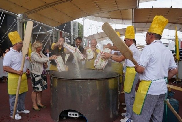 Expo Coldiretti  mille piatti di risotto alla Veronese per i visitatori in coda a Palazzo Italia