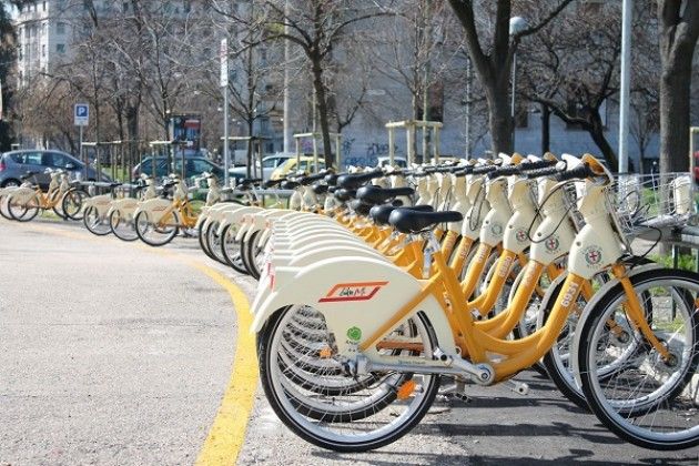 Mobilità A Milano la bici è la regina d’agosto