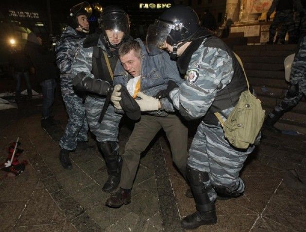 Violenza in Ucraina: Poroshenko rischia tutto con la devolution per Donbas e Luhansk