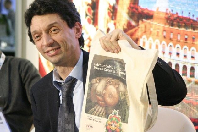 A Palazzo Italia Staffetta tutta cremonese: questa notte lo Stradivari del 1669 ha preso il posto dell’Arcimboldo