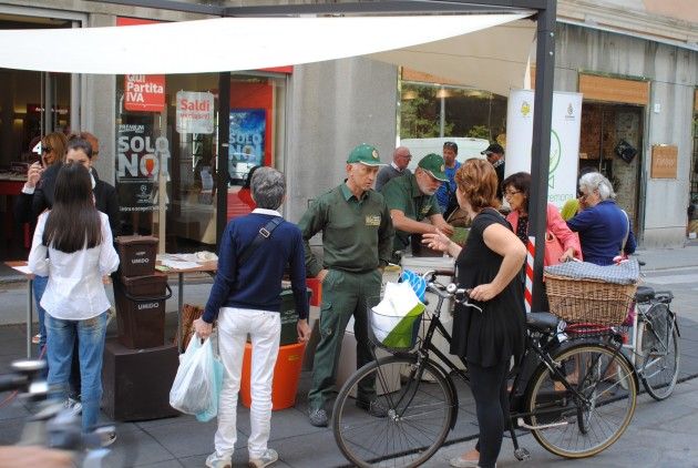 Raccolta differenziata porta a porta in centro a Cremona, presidio informativo