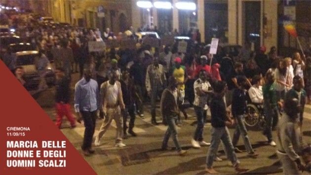 Marcia delle donne e degli uomini scalzi a Cremona, in tantissimi con i migranti