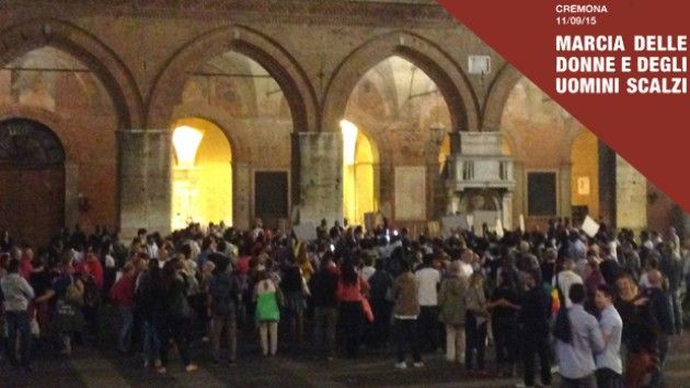 Marcia delle donne e degli uomini scalzi a Cremona, in tantissimi con i migranti