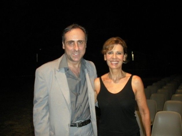 Antonello De Pierro sostiene l’‘Anima animale’ di Daniela Poggi