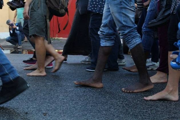 Né muri né frontiere: continua la protesta #apiediscalzi per i diritti dei migranti