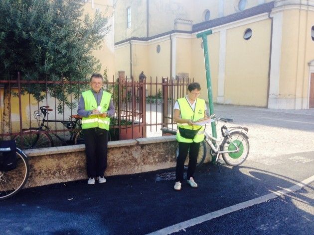 Settimana della Mobilità Sostenibile a Cremona  rilievo dei ciclisti e posati altri reggi bicicletta