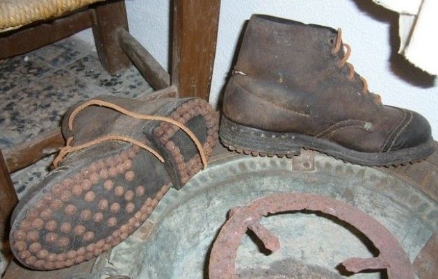 Gli scarponi chiodati delle ideologie di VINCENZO ANDRAOUS