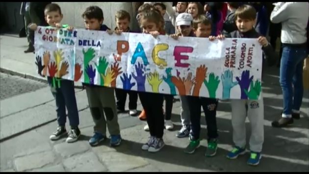 Per la pace e l’accoglienza i bambini  della scuola Realdo Colombo di Cremona  sfilano nelle vie della città.
