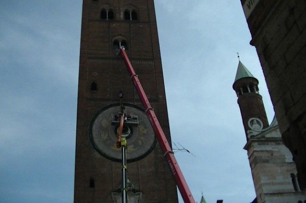 (Video)Orologio del Torrazzo di Cremona Due alte gru per la sua manutenzione