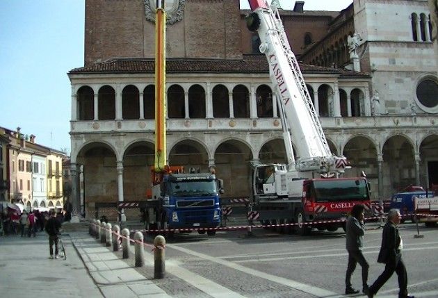 (Video)Orologio del Torrazzo di Cremona Due alte gru per la sua manutenzione