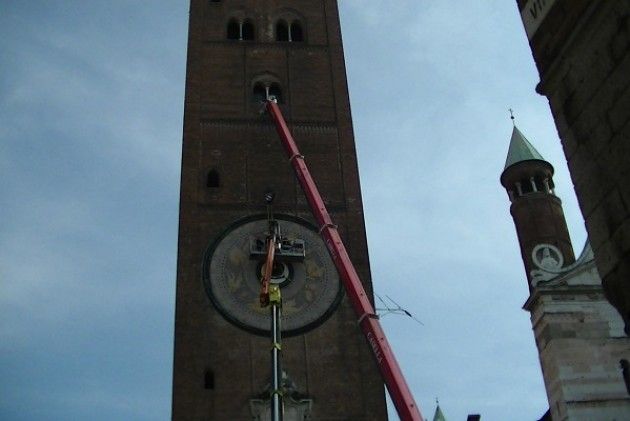 (Video)Orologio del Torrazzo di Cremona Due alte gru per la sua manutenzione