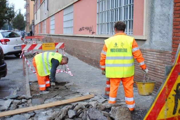 Il pronto intervento strade all’opera sui marciapiedi di Cremona