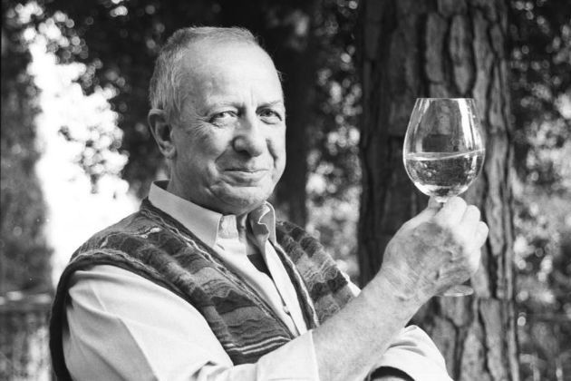 Un libro di Altreconomia sul grande Luigi Veronelli, enologo e anarchico