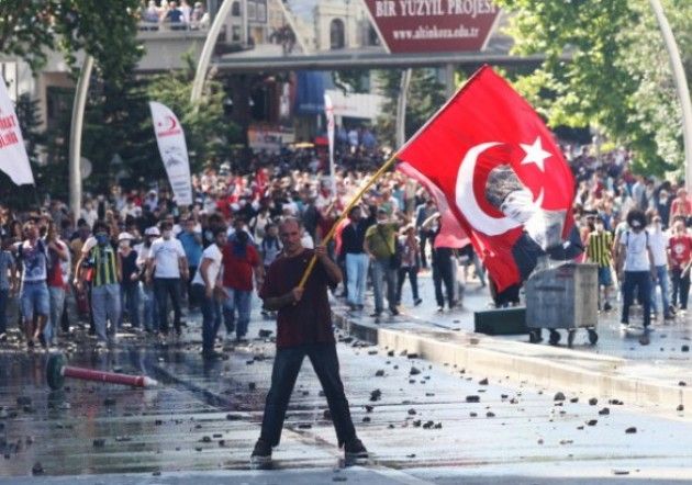 Turchia Dopo la strage migliaia in piazza Uno dei kamikaze sarebbe una donna