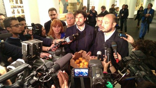 I 5 Stelle lombardi portano le arance a Maroni per l’arrestato Mantovani