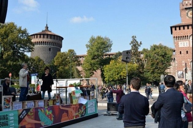 Piazza Castello ‘FEEDING THE 5000 MILANO’  5mila persone per il cibo salvato dallo spreco